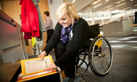 Es gibt eine Reihe von Hindernissen für behinderte Menschen, die versuchen, sich der Belegschaft anzuschließen.