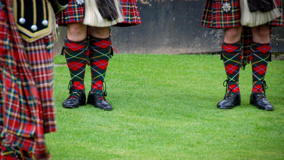 Schottische Musikband in traditionellen Uniformen Edinburgh, Schottland