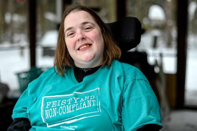 Laura Hall von der Michigan Disability Rights Coalition wurde am Donnerstag, 18. Februar 2021, in ihrem Haus in Okemos fotografiert.