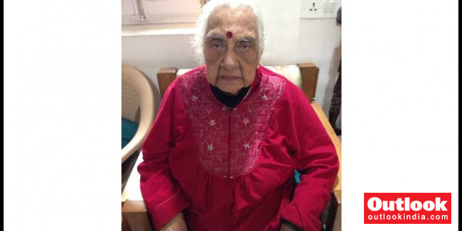 100-Year-Old Disabled Woman Pleads For Home Vaccination, Hospital Refuses Quoting