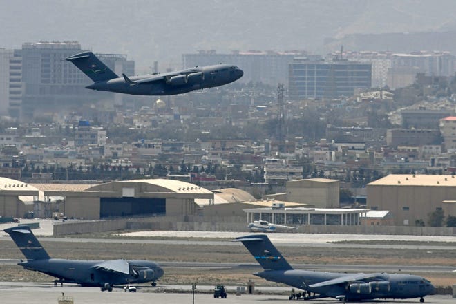 A US Air Force aircraft takes off from Kabul Airport on August 30, 2021.  On Tuesday, missiles were fired into Kabul airport, where US forces were completing their withdrawal from Afghanistan and threatening to evacuate allies from the self-proclaimed Islamic State Group from the attacks.